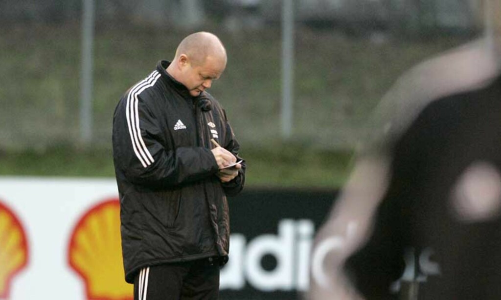 STUDERER: RBK-trener Per-Mathias Høgmo. STUDERER: RBK-trener Per-Mathias Høgmo.