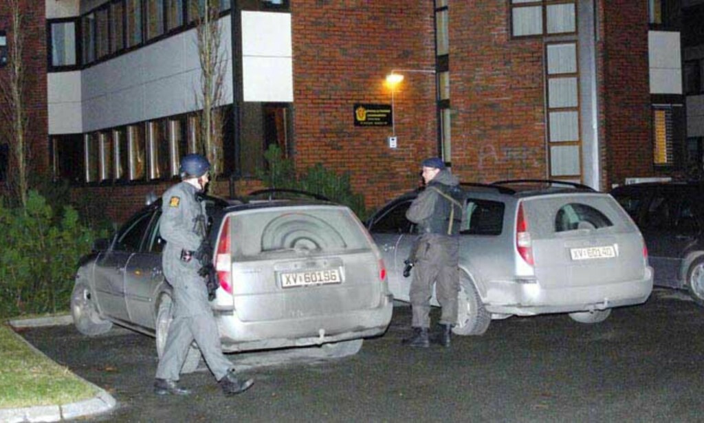 VAKTHOLD: Politiet holdt natt til søndag vakthold utenfor politikammeret i Brønnøysund. Foto: Roar Berg-Hansen VAKTHOLD: Politiet holdt natt til søndag vakthold utenfor politikammeret i Brønnøysund. Foto: Roar Berg-Hansen