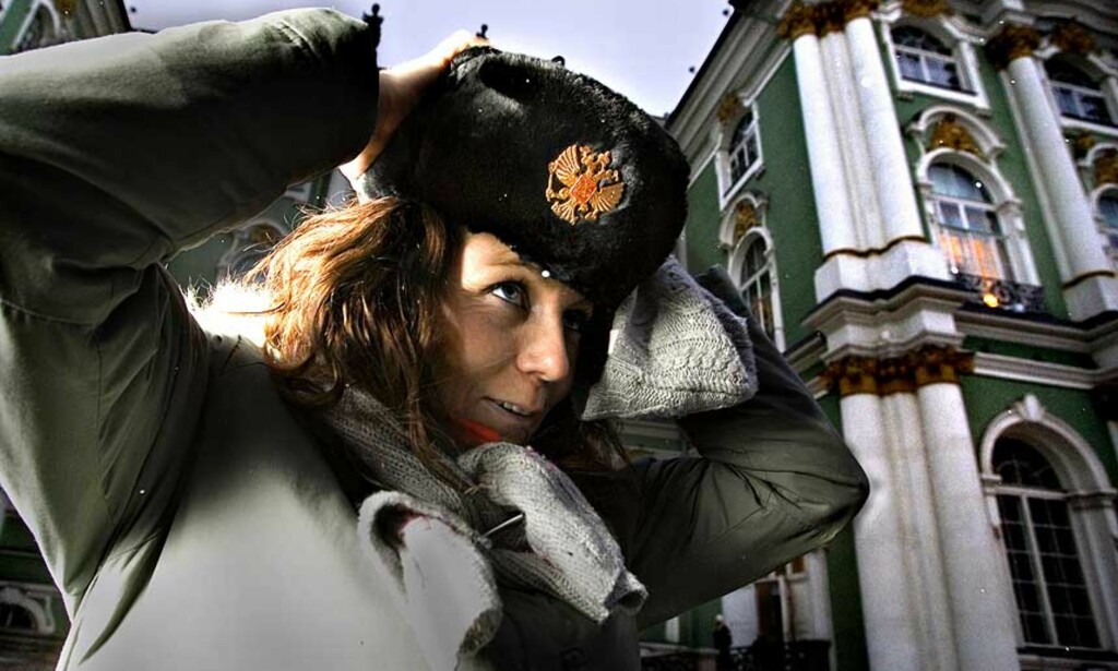 SJEF: Landslagskaptein Elisabeth Hilmo kler seg opp med sjefseffekter utenfor Vinterpalasset i St. Petersburg. Men i kveld må flere enn hun opptre som sjefer. SJEF: Landslagskaptein Elisabeth Hilmo kler seg opp med sjefseffekter utenfor Vinterpalasset i St. Petersburg. Men i kveld må flere enn hun opptre som sjefer.