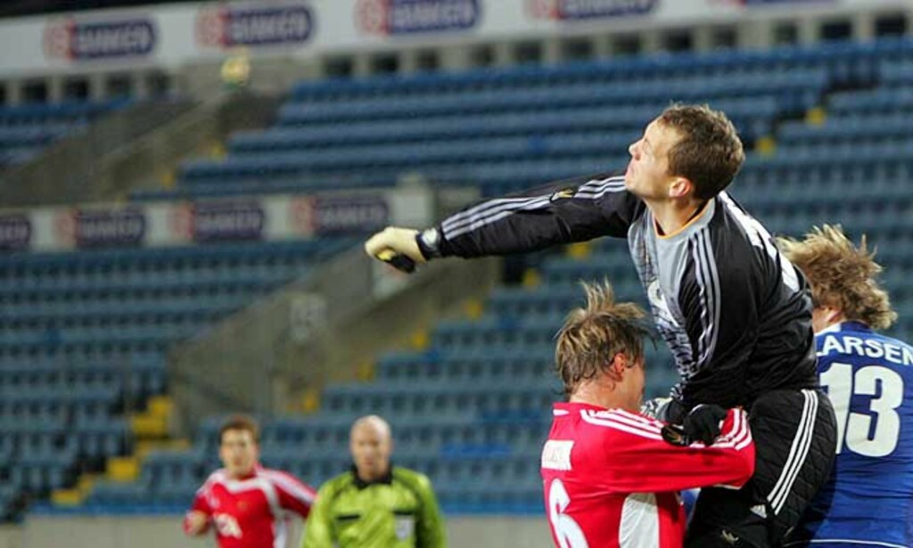 25 000 TOMME SETER: Lyn er ikke først og fremst kjent for stappfulle tribuner, men mot Djurgården på torsdag var det mer glissent enn vanlig på Ullevaal. Foto: Scanpix 25 000 TOMME SETER: Lyn er ikke først og fremst kjent for stappfulle tribuner, men mot Djurgården på torsdag var det mer glissent enn vanlig på Ullevaal. Foto: Scanpix