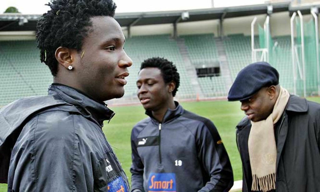 TRENER I LONDON: John Obi Mikel (t.v.) og Chinedu Obasi Ogbuke trener har fått seg leilighet i London, og trener til Nations Cup med en personlig trener, forteller John Shittu (t.h.). Her er de på Lyn-trening på Bislett i september. Foto: Sveinung Uddu Ystad TRENER I LONDON: John Obi Mikel (t.v.) og Chinedu Obasi Ogbuke trener har fått seg leilighet i London, og trener til Nations Cup med en personlig trener, forteller John Shittu (t.h.). Her er de på Lyn-trening på Bislett i september. Foto: Sveinung Uddu Ystad