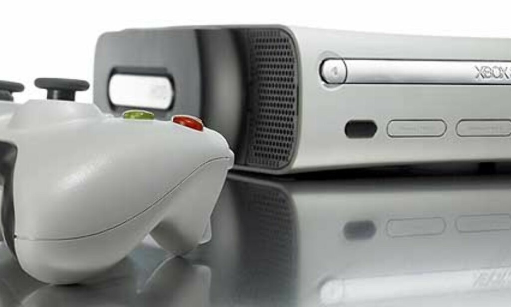 FRAGIL: Om du eier en Xbox 360, så vær forsiktig med den mens du spiller. Er du uheldig, kan spilldiskene skrapes opp og ødelegges om maskinen blir beveget på under bruk. Foto: Microsoft FRAGIL: Om du eier en Xbox 360, så vær forsiktig med den mens du spiller. Er du uheldig, kan spilldiskene skrapes opp og ødelegges om maskinen blir beveget på under bruk. Foto: Microsoft