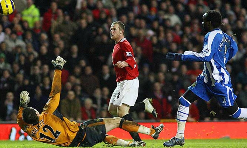 TO FRA ROONEY: Rett etter å ha misset en kjempesjanse, lobbet Wayne Rooney inn sitt andre mål og 3-0 for United over en rundlurt Michael Pollitt. Pascal Chimbonda (t.h.) kan heller ikke gjøre noe med avslutningen. Foto: Reuters/Scanpix TO FRA ROONEY: Rett etter å ha misset en kjempesjanse, lobbet Wayne Rooney inn sitt andre mål og 3-0 for United over en rundlurt Michael Pollitt. Pascal Chimbonda (t.h.) kan heller ikke gjøre noe med avslutningen. Foto: Reuters/Scanpix