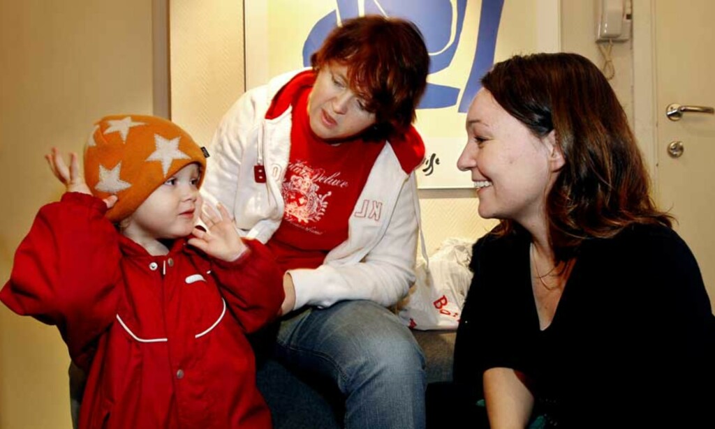 KAYAS LIV: Kaya (2) skal i barnehagen. Kayas kjernefamilie er mamma Kristin Bergersen (37) - (t.v.), og partnermor Karen Pinholt (30). Karen får ikke stebarnsadoptere Kaya. - Nå forventer vi mer enn festtaler fra barneminister Karita Bekkemellem, sier Kristin. Foto: Henning Lillegård KAYAS LIV: Kaya (2) skal i barnehagen. Kayas kjernefamilie er mamma Kristin Bergersen (37) - (t.v.), og partnermor Karen Pinholt (30). Karen får ikke stebarnsadoptere Kaya. - Nå forventer vi mer enn festtaler fra barneminister Karita Bekkemellem, sier Kristin. Foto: Henning Lillegård