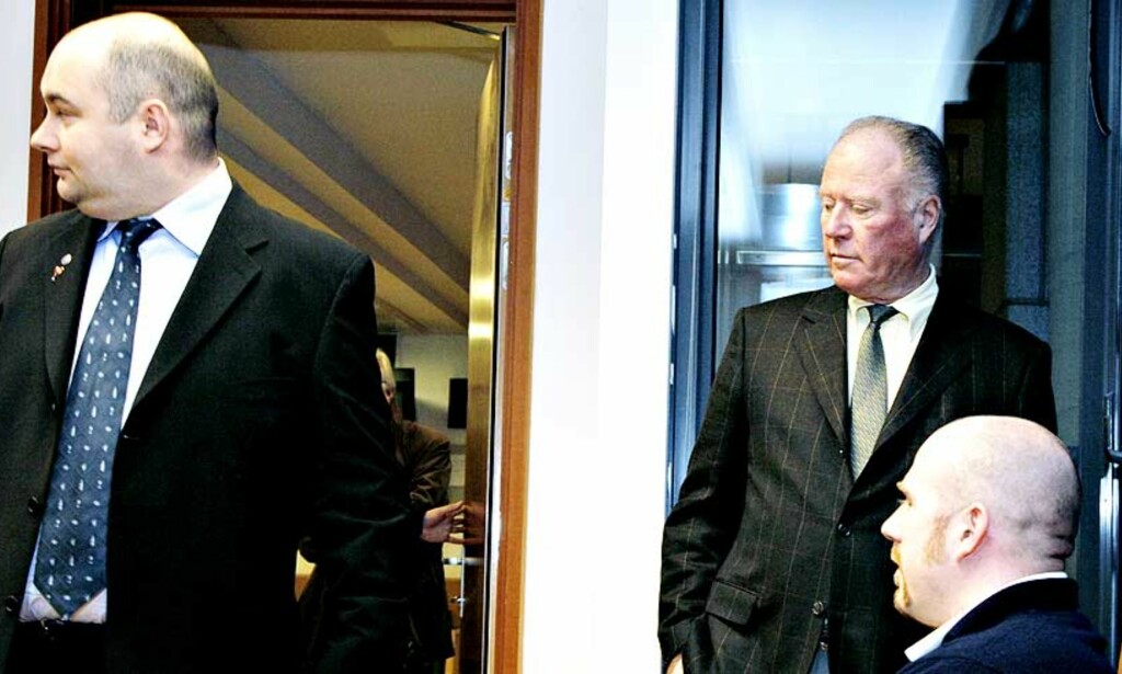 ISKALDT MØTE: Svein Lindin (t.v.) hilste ikke på sin tidligere arbeidsgiver, Nils Ekjord (stående) og sønnen Nicolay da rettssaken startet 21. november i år. Foto: Lars Eivind Bones/Dagbladet ISKALDT MØTE: Svein Lindin (t.v.) hilste ikke på sin tidligere arbeidsgiver, Nils Ekjord (stående) og sønnen Nicolay da rettssaken startet 21. november i år. Foto: Lars Eivind Bones/Dagbladet