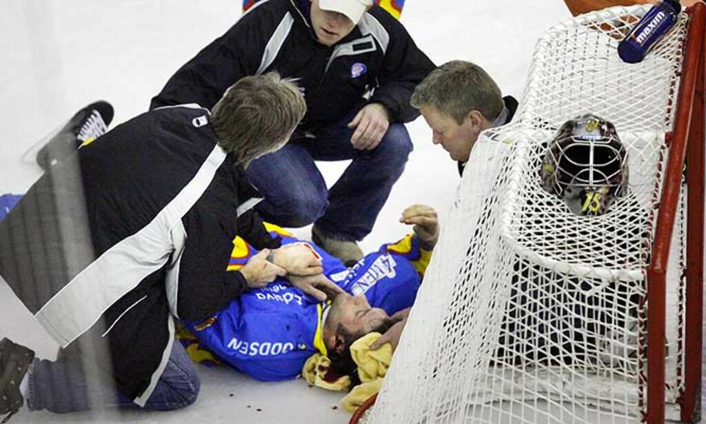 TRUFFET HARDT: Storhamars Mikael Tjälldèn fikk seg en kraftig smell av Aleksander Nervik. Nå skal taklingen behandles av domsutvalget i NIHF. Foto: Arnt E. Folvik TRUFFET HARDT: Storhamars Mikael Tjälldèn fikk seg en kraftig smell av Aleksander Nervik. Nå skal taklingen behandles av domsutvalget i NIHF. Foto: Arnt E. Folvik