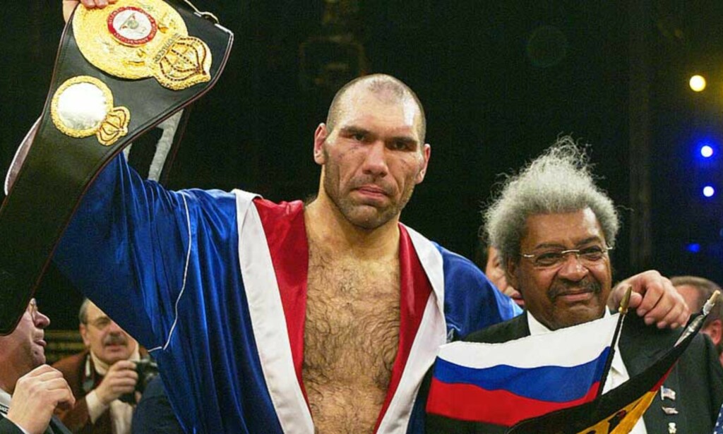 SEIERHERRE: 213 cm høye Nikolaj Valujev ble tidenes første russiske tungvektsmester med seieren over John Ruiz i går kveld. Foto: REUTERS/SCANPIX SEIERHERRE: 213 cm høye Nikolaj Valujev ble tidenes første russiske tungvektsmester med seieren over John Ruiz i går kveld. Foto: REUTERS/SCANPIX