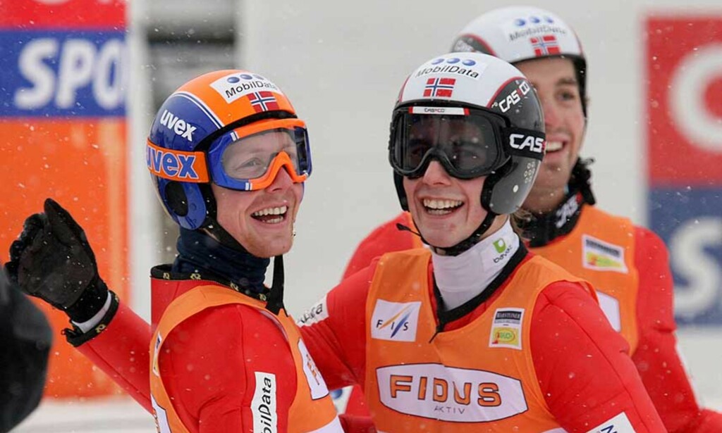 HOPPENDE GLADE: De norske kombinertløperne sto for en kjempeprestasjon i dag tidlig. Petter Tande (i midten) vant den omvendte kombinertkonkurransen, mens Kristian Hammer og Magnus Moan ble henholdsvis nummer fire og nummer tre. Foto: REUTERS/SCANPIX HOPPENDE GLADE: De norske kombinertløperne sto for en kjempeprestasjon i dag tidlig. Petter Tande (i midten) vant den omvendte kombinertkonkurransen, mens Kristian Hammer og Magnus Moan ble henholdsvis nummer fire og nummer tre. Foto: REUTERS/SCANPIX