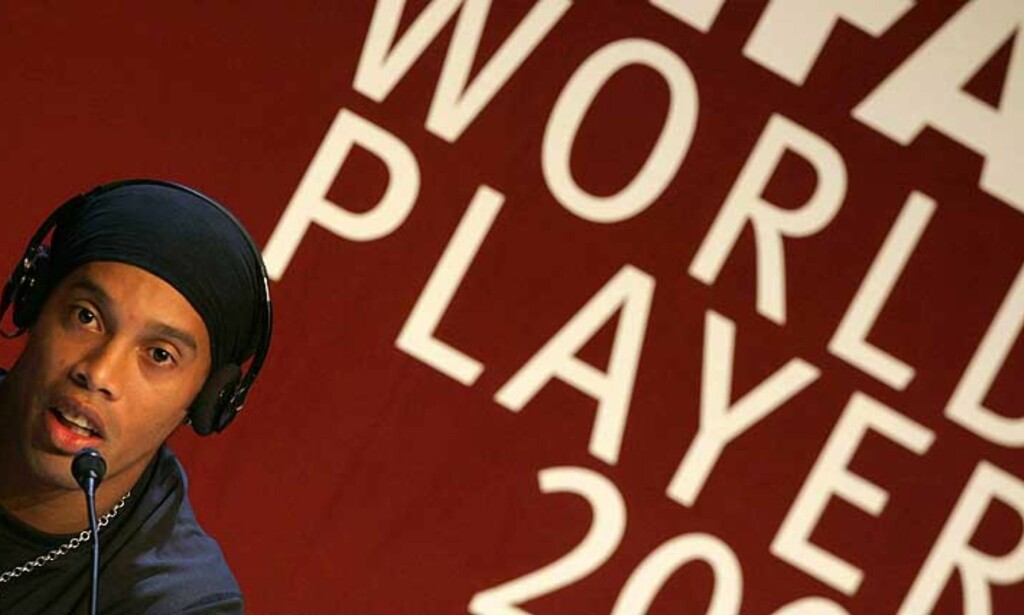VANT NY KÅRING: Ronaldinho ble nok en gang stemt fram som verdens beste fotballspiller. Foto: REUTERS VANT NY KÅRING: Ronaldinho ble nok en gang stemt fram som verdens beste fotballspiller. Foto: REUTERS