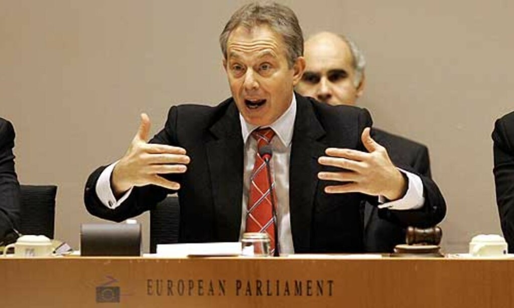 PRESSET: Tony Blair gikk med på gi 10,5 milliarder til EU over sju år for å hjelpe de nye medlemslandene. For det fikk han mye kjeft fra Englands konservative fløy. Kommisjonspresident Jose Manuel Barroso til venstre og parlamentspresident Josepp Borrell til høyre. Foto: Yves Logghe/Scanpix PRESSET: Tony Blair gikk med på gi 10,5 milliarder til EU over sju år for å hjelpe de nye medlemslandene. For det fikk han mye kjeft fra Englands konservative fløy. Kommisjonspresident Jose Manuel Barroso til venstre og parlamentspresident Josepp Borrell til høyre. Foto: Yves Logghe/Scanpix