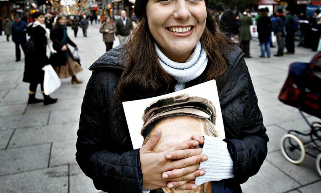 SKYTSENGEL: Mange av selgerne omtaler Vibeke Omberg (30) som en reddende engel og en god samaritan. =Oslo, annerledes-magasinet med lekker design, er en oslosuksess med mening. Foto: Ole C.H. Thomassen SKYTSENGEL: Mange av selgerne omtaler Vibeke Omberg (30) som en reddende engel og en god samaritan. =Oslo, annerledes-magasinet med lekker design, er en oslosuksess med mening. Foto: Ole C.H. Thomassen