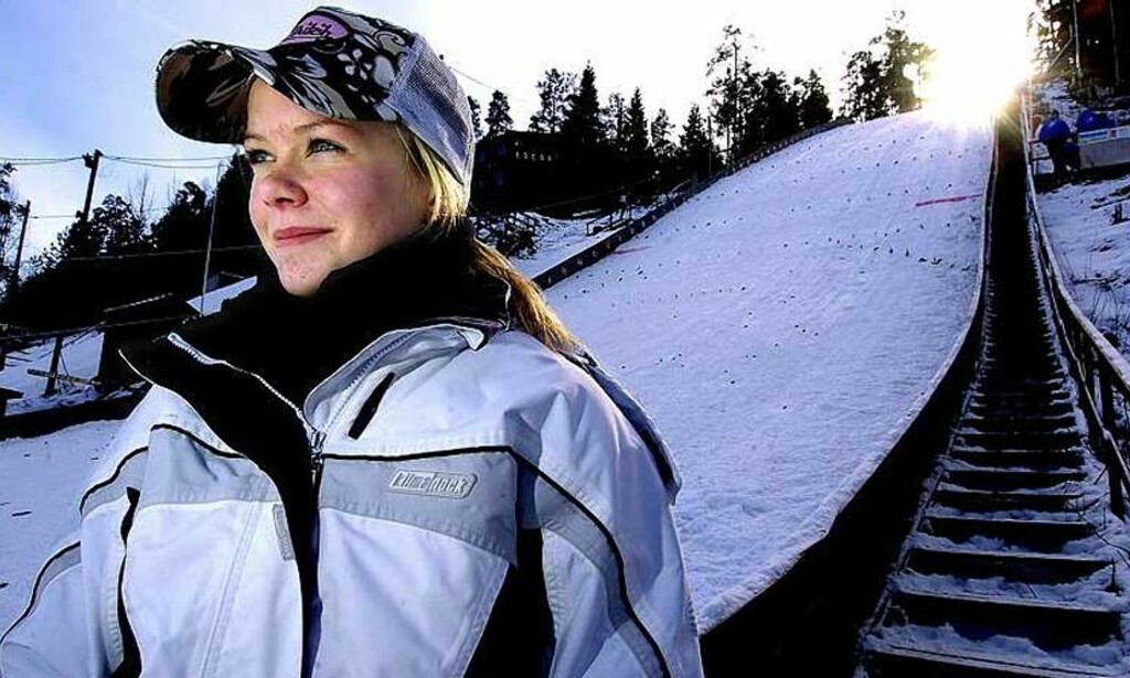 STYGT FALL: Skihopperen Stine Småkasin - her fotografert i Hasselbakken i Skien - falt stygt i Tveitanbakken på Notodden i går. - Vi utførte førstehjelp på henne fram til ambulansen kom, og la henne i stabilt sideleie så hun fikk pustet skikkelig, sier bestefaren til Dagbladet. Foto: Fredrik Pedersen/Varden STYGT FALL: Skihopperen Stine Småkasin - her fotografert i Hasselbakken i Skien - falt stygt i Tveitanbakken på Notodden i går. - Vi utførte førstehjelp på henne fram til ambulansen kom, og la henne i stabilt sideleie så hun fikk pustet skikkelig, sier bestefaren til Dagbladet. Foto: Fredrik Pedersen/Varden