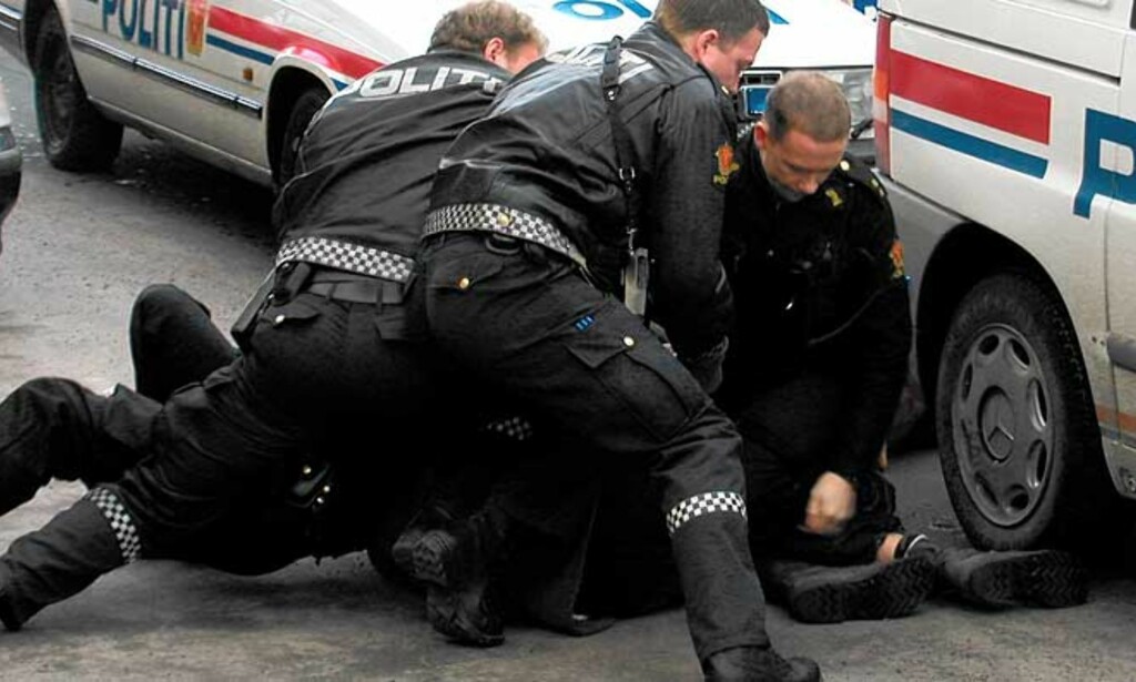 OMSTRIDT LOV: Skal det lønne seg å motsette seg arrest? En kvinne som oppførte seg aggressivt under en pågripelse i Sandnes fikk strafferabatt. Bildet er fra en annen sak. Foto: Eivind Pedersen OMSTRIDT LOV: Skal det lønne seg å motsette seg arrest? En kvinne som oppførte seg aggressivt under en pågripelse i Sandnes fikk strafferabatt. Bildet er fra en annen sak. Foto: Eivind Pedersen