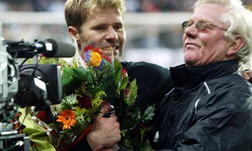 LA OPP I 2002: Bent Skammelsrud og Nils Arne Eggen tok begge farvel med RBK-publikummet etter Champions League-kampen mot Lyon i november 2002. Foto: Scanpix LA OPP I 2002: Bent Skammelsrud og Nils Arne Eggen tok begge farvel med RBK-publikummet etter Champions League-kampen mot Lyon i november 2002. Foto: Scanpix