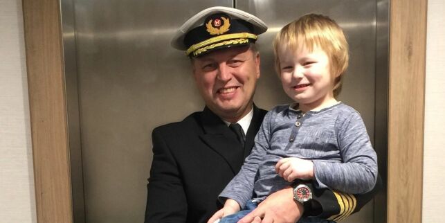 image: Da Hurtigruten ikke kunne kjøre videre, tok kapteinen med seg alle passasjerene hjem