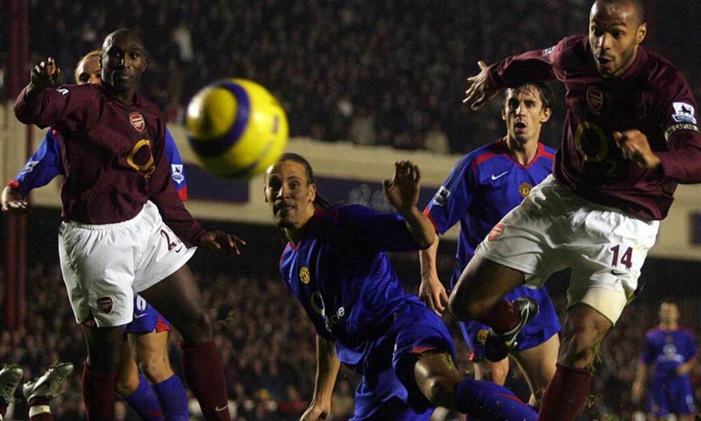 NÆRE: Her kunne Thierry Henry scoret - og gitt Arsenal den seieren de fortjente ut fra sjanser og dommeravgjørelser. Uniteds Rio Ferdinand forstyrrer Henry, mens Arsenals Sol Campbell (t.v.) og Uniteds Gary Neville følger med. Foto: Digitalsport NÆRE: Her kunne Thierry Henry scoret - og gitt Arsenal den seieren de fortjente ut fra sjanser og dommeravgjørelser. Uniteds Rio Ferdinand forstyrrer Henry, mens Arsenals Sol Campbell (t.v.) og Uniteds Gary Neville følger med. Foto: Digitalsport