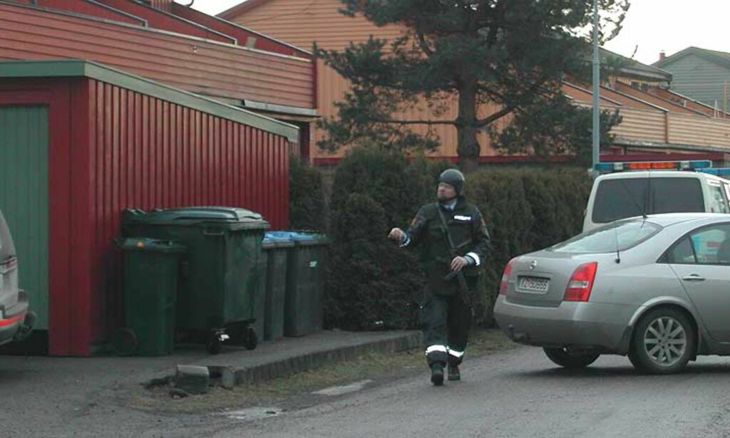 EN KVINNE HENTET UT: Situasjonen i Horten er fremdeles uavklart etter at en kvinne er dratt ut av en leilighet i Horten. Foto: Kristina Walsøe Sandberg EN KVINNE HENTET UT: Situasjonen i Horten er fremdeles uavklart etter at en kvinne er dratt ut av en leilighet i Horten. Foto: Kristina Walsøe Sandberg