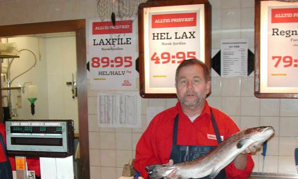 ADVARES MOT: Fiskehandler Lasse Björk hos Steens Ica i Sollentuna kan igjen oppleve å brenne inne med norsk laks - som da giftalarmen gikk i januar i 2004. Foto: Scanpix ADVARES MOT: Fiskehandler Lasse Björk hos Steens Ica i Sollentuna kan igjen oppleve å brenne inne med norsk laks - som da giftalarmen gikk i januar i 2004. Foto: Scanpix