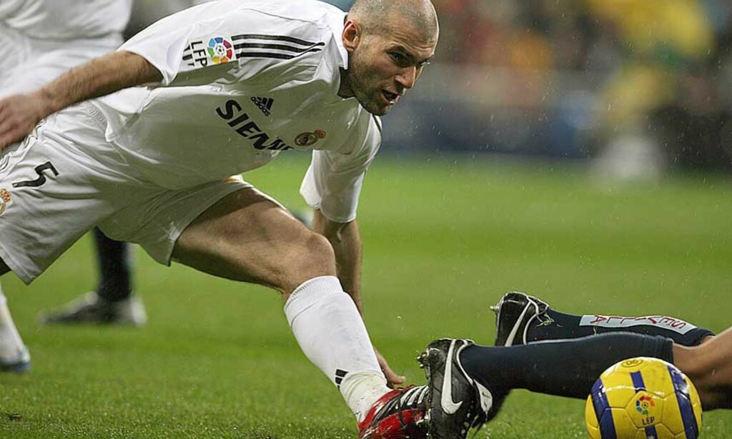 SISTE SPARK: Zinedine Zidane legger opp både på klubb- og landslagsnivå etter fotball-VM i sommer. Foto: EPA/SCANPIX SISTE SPARK: Zinedine Zidane legger opp både på klubb- og landslagsnivå etter fotball-VM i sommer. Foto: EPA/SCANPIX