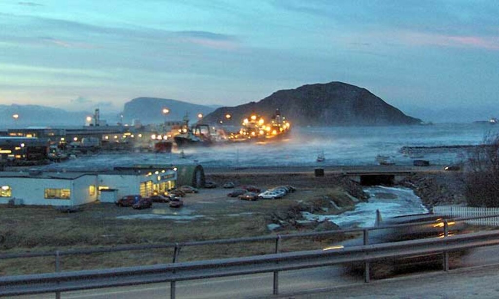 HAMMERFEST I GÅR: Og i morgen blir det enda kaldere og sterkere vind. Leserfoto: Ola A. Johannessen HAMMERFEST I GÅR: Og i morgen blir det enda kaldere og sterkere vind. Leserfoto: Ola A. Johannessen