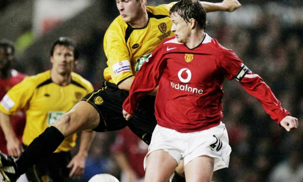TAM: Fortsatt langt unna scoringsformen, men United-kaptein Ole Gunnar Solskjær var med på en enkel returseier over Burton og Jake Sedgemore. Foto: AP/Scanpix TAM: Fortsatt langt unna scoringsformen, men United-kaptein Ole Gunnar Solskjær var med på en enkel returseier over Burton og Jake Sedgemore. Foto: AP/Scanpix