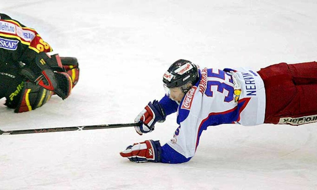 FÅR KARANTENE: anbefalingen fra ishockeyforbundets domsutvalg er at Aleksander Nervik skal få fire kampers karantene etter taklingen på Mikael Tjälldèn. Foto: SCANPIX FÅR KARANTENE: anbefalingen fra ishockeyforbundets domsutvalg er at Aleksander Nervik skal få fire kampers karantene etter taklingen på Mikael Tjälldèn. Foto: SCANPIX
