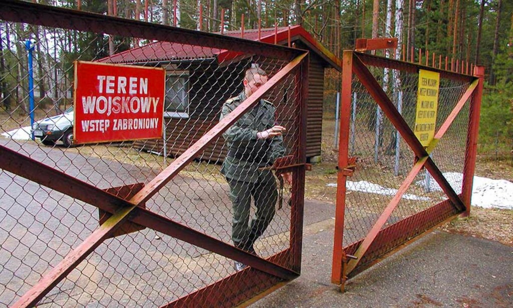 MULIG STED: Menneskerettighetsorganisasjoner mistenker at CIA bruker denne lukkede flyplassen i Szymany i Polen som hemmelig fengsel. Foto: SCANPIX MULIG STED: Menneskerettighetsorganisasjoner mistenker at CIA bruker denne lukkede flyplassen i Szymany i Polen som hemmelig fengsel. Foto: SCANPIX