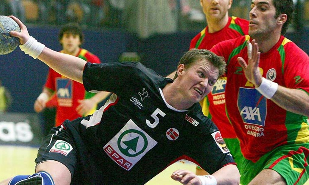 TREFFSIKKER: Frank Løke lar seg ikke stoppe av Portugals Inacio Carmo. Foto: EPA/Scanpix TREFFSIKKER: Frank Løke lar seg ikke stoppe av Portugals Inacio Carmo. Foto: EPA/Scanpix