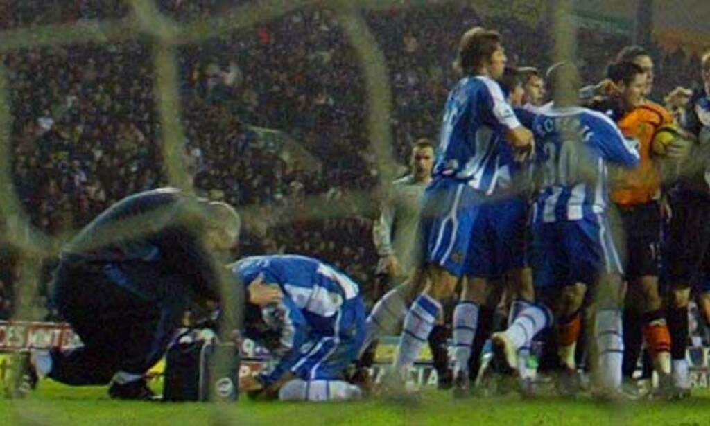 BRÅKET FORTSATTE: Paul Scharner ligger på bakken i forgrunnen, etter et ublidt møte med Duncan Ferguson. I bakgrunnen langer skotten ut mot Pascal Chimbonda. Foto: REUTERS BRÅKET FORTSATTE: Paul Scharner ligger på bakken i forgrunnen, etter et ublidt møte med Duncan Ferguson. I bakgrunnen langer skotten ut mot Pascal Chimbonda. Foto: REUTERS