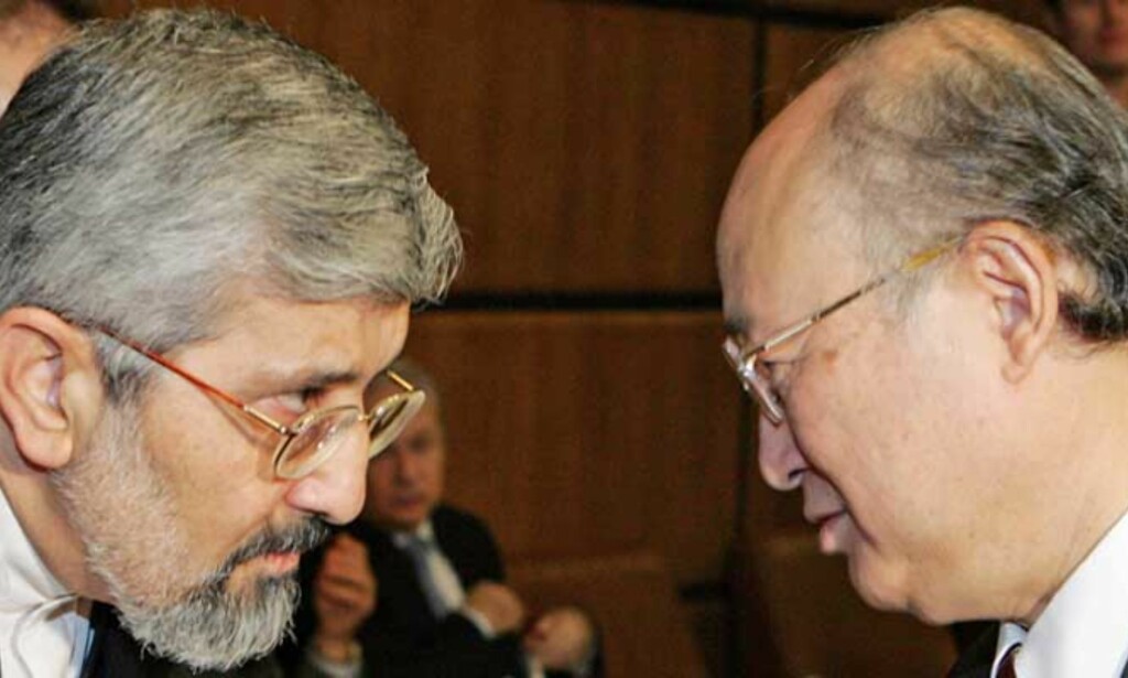 TIL SIKKERHETSRÅDET: Irans ambassadør i IAEA, Aliasghar Soltaniyeh, prater med formannen for IAEAs styre, Yukiya Amano. Foto: Scanpix/Reuters TIL SIKKERHETSRÅDET: Irans ambassadør i IAEA, Aliasghar Soltaniyeh, prater med formannen for IAEAs styre, Yukiya Amano. Foto: Scanpix/Reuters