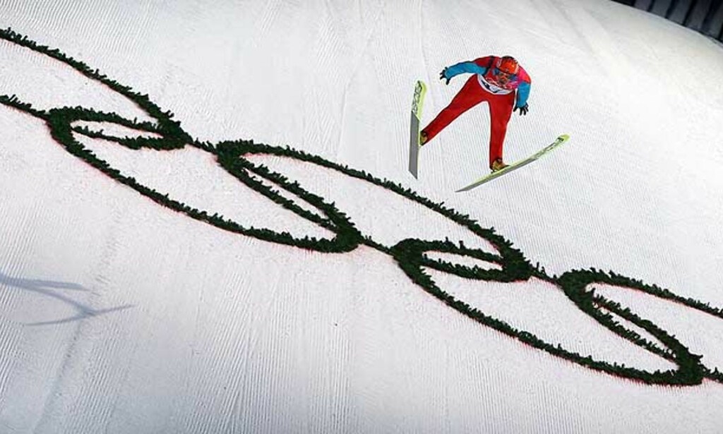BRONSESVEV: Roar Ljøkelsøy flyr ned til OL-bronse i normalbakken i Pragelato. Foto: Reuters/Scanpix BRONSESVEV: Roar Ljøkelsøy flyr ned til OL-bronse i normalbakken i Pragelato. Foto: Reuters/Scanpix