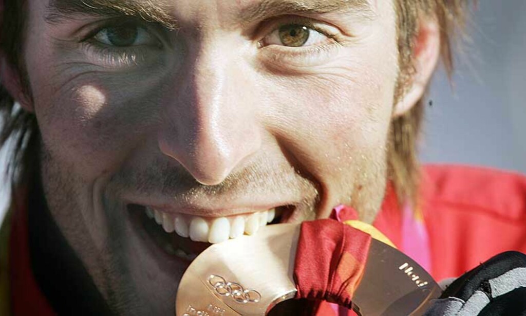 VERDIFULL TÅ: Magnus Moan slo lagkamerat Petter Tande med en tånegl og tok bronsemedaljen i kombinert. Men hvor mange medaljer deles ut totalt i OL i 2006? Vet du svaret kan du være dagens heldige vinner. VERDIFULL TÅ: Magnus Moan slo lagkamerat Petter Tande med en tånegl og tok bronsemedaljen i kombinert. Men hvor mange medaljer deles ut totalt i OL i 2006? Vet du svaret kan du være dagens heldige vinner.