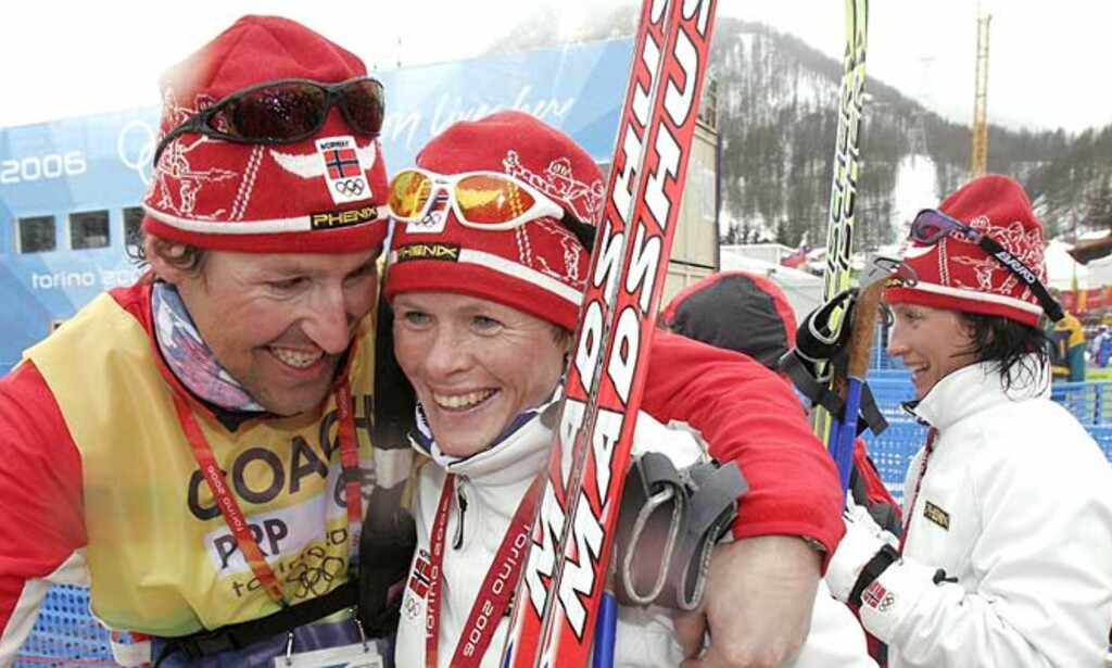 GLEDE: Hilde Gjermundshaug Pedersen (t.h.) gratuleres av landslagstrener Svein Tore Samdal. Foto: GLEDE: Hilde Gjermundshaug Pedersen (t.h.) gratuleres av landslagstrener Svein Tore Samdal. Foto: