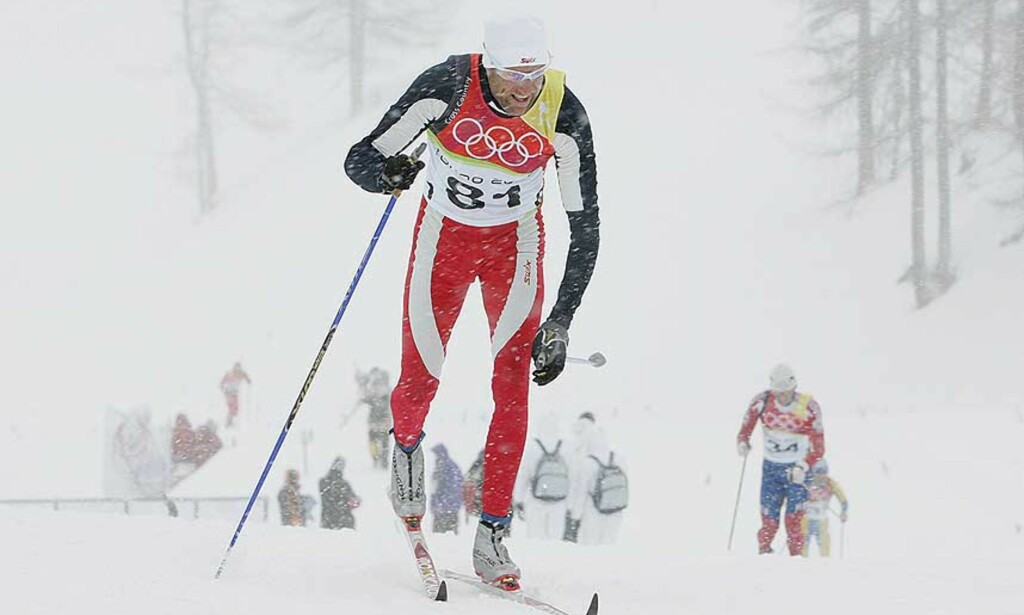 MEDALJESJANSENE FORSVANT I SNØEN: Forholdene var perfekte for sliteren Odd-Bjørn Hjelmeset. Det var bare det at de norske smørerne hadde satset på klarvær. Foto: Scanpix MEDALJESJANSENE FORSVANT I SNØEN: Forholdene var perfekte for sliteren Odd-Bjørn Hjelmeset. Det var bare det at de norske smørerne hadde satset på klarvær. Foto: Scanpix