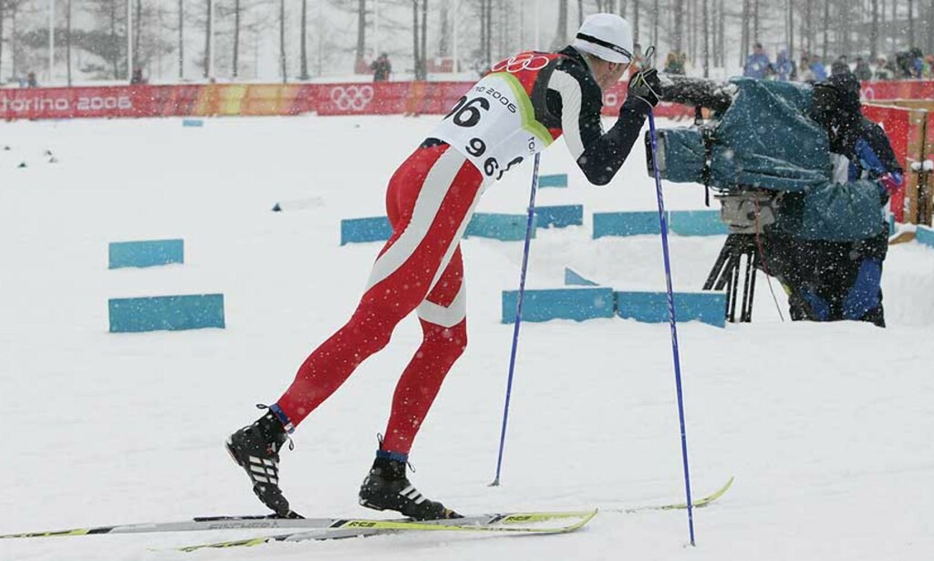 SJANSELØSE: Med altfor bakglatte ski hang de norske løperne langt etter de beste, Frode Estil ble beste nordmann på 17.plass. Foto: Scanpix SJANSELØSE: Med altfor bakglatte ski hang de norske løperne langt etter de beste, Frode Estil ble beste nordmann på 17.plass. Foto: Scanpix