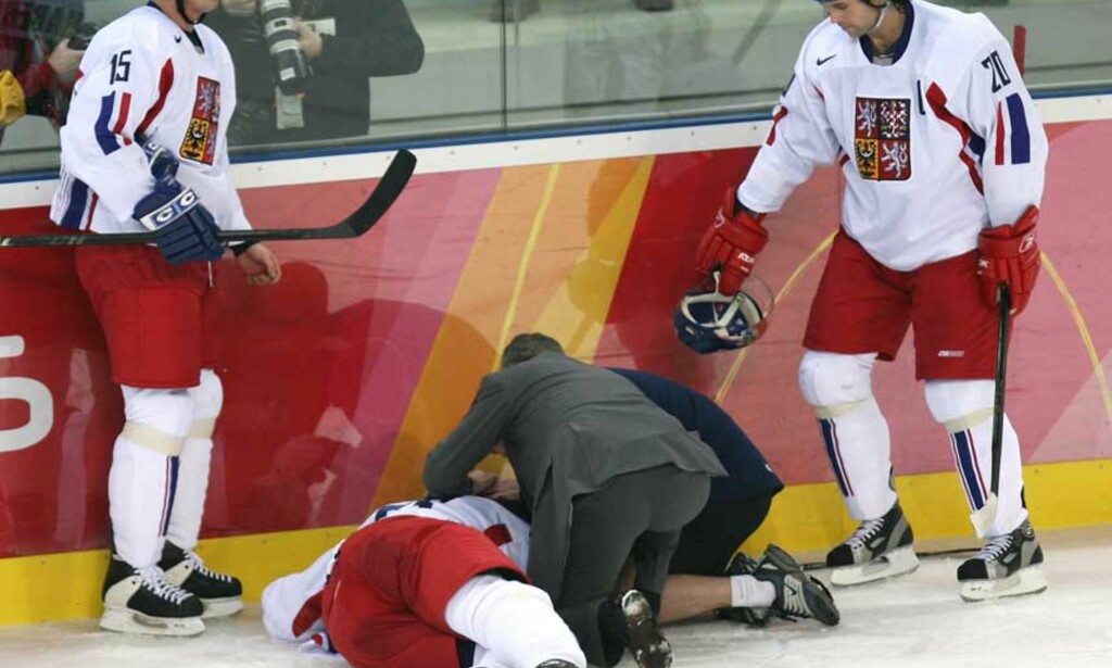 LIVLØS Lagkameratene Tomas Kaberle og Robert Land er sjokkerte vitner til at lagkapteinen Jagomir Jagr lå livløs på isen i feler minutter. FOTO: Scanpix/Reuters. LIVLØS Lagkameratene Tomas Kaberle og Robert Land er sjokkerte vitner til at lagkapteinen Jagomir Jagr lå livløs på isen i feler minutter. FOTO: Scanpix/Reuters.