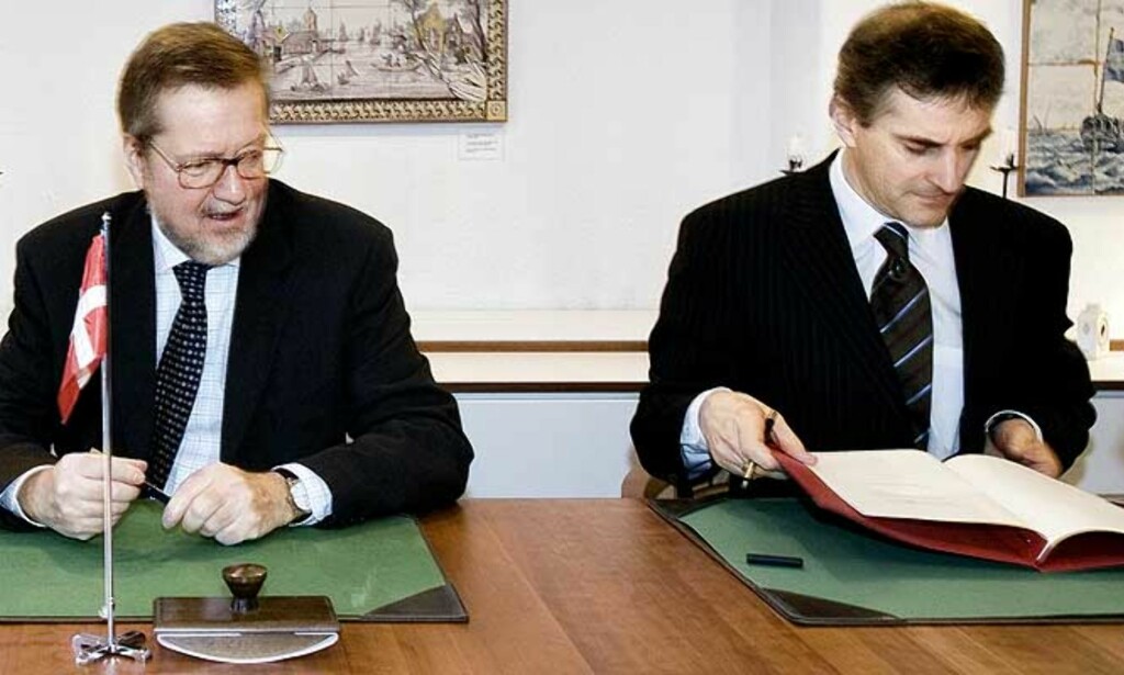TO GODE NABOER: Danmarks og Norges utenriksministere, Per Stig Møller og Jonas Gahr Støre, møttes i går for første gang til et offisielt ordskifte. Mye handlet om den verste utenrikspolitiske krisen for Danmark siden 2. verdenskrig. Foto: Scanpix TO GODE NABOER: Danmarks og Norges utenriksministere, Per Stig Møller og Jonas Gahr Støre, møttes i går for første gang til et offisielt ordskifte. Mye handlet om den verste utenrikspolitiske krisen for Danmark siden 2. verdenskrig. Foto: Scanpix