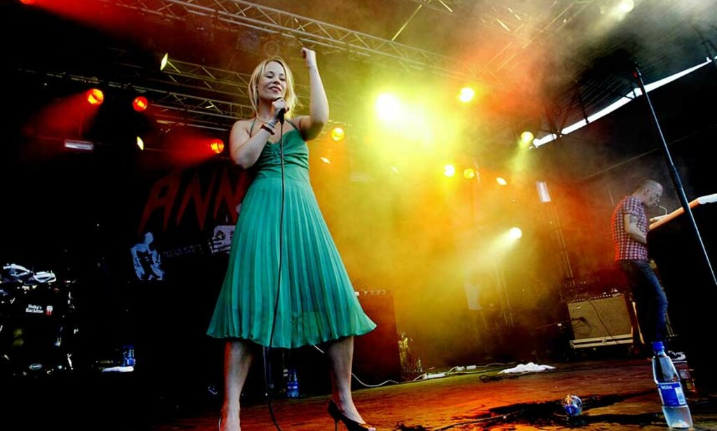 Annie har indiekredibiliteten i orden, samtidig som hun tar seg bra ut, ifølge Stereogum.com. Foto: Eirik H. Urke Annie har indiekredibiliteten i orden, samtidig som hun tar seg bra ut, ifølge Stereogum.com. Foto: Eirik H. Urke