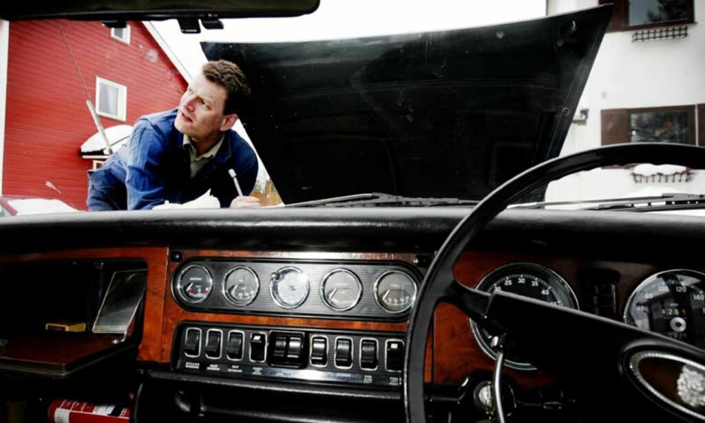 FIKSER BIL: Lars Mytting har et lidenskapelig forhold til sin Jaguar fra 1970. - Når romanfiguren ikke får det til i kjærlighetslivet, går han ut i smøregrava og trøstemekker. En slik reaksjon er typisk for oss herrer. Vi må ha noe konkret å forholde oss til, sier Mytting. Foto: Kristin Svorte FIKSER BIL: Lars Mytting har et lidenskapelig forhold til sin Jaguar fra 1970. - Når romanfiguren ikke får det til i kjærlighetslivet, går han ut i smøregrava og trøstemekker. En slik reaksjon er typisk for oss herrer. Vi må ha noe konkret å forholde oss til, sier Mytting. Foto: Kristin Svorte