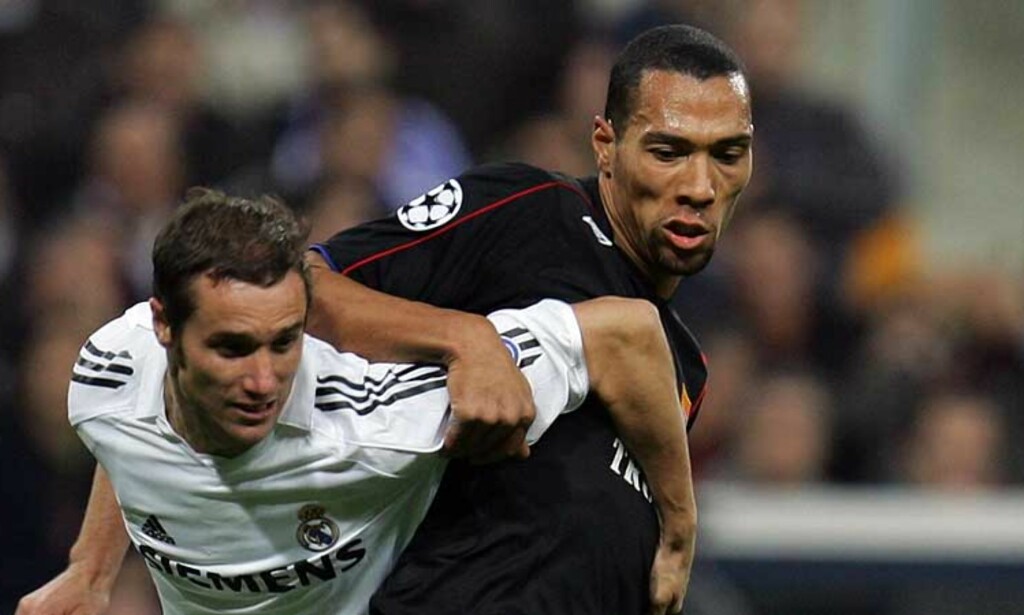 FÅR SKRYT: Juventus-stjerna Patrick Vieira har mye pent å si om Lyon-spissen John Carew. - John er en virkelig god og talentfull spiller, sier Vieira. Her er Carew i duell med Real Madrids Ivan Helguera. Foto: Reuters/Scanpix FÅR SKRYT: Juventus-stjerna Patrick Vieira har mye pent å si om Lyon-spissen John Carew. - John er en virkelig god og talentfull spiller, sier Vieira. Her er Carew i duell med Real Madrids Ivan Helguera. Foto: Reuters/Scanpix