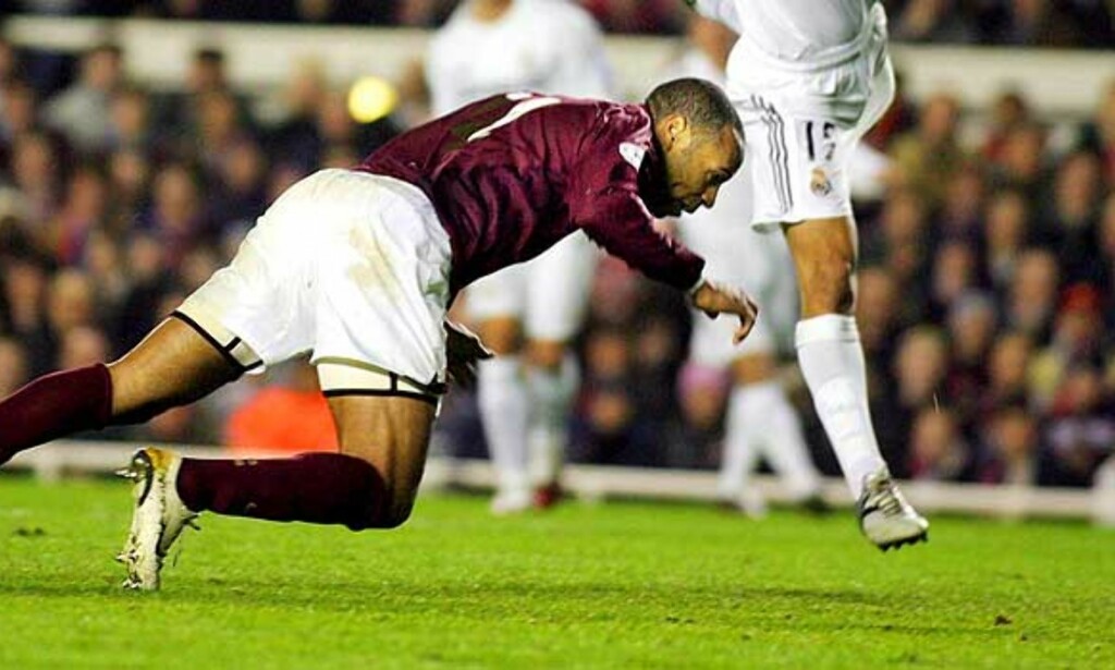 BARE MÅLENE MANGLET: Thierry Henry hadde noen digre målsjanser. Reyes satte ballen i tverrliggere, og Real Madrid hadde digre muligheter. Kampen på Highbury hadde alt utenom scoringer. Foto: EPA/Scanpix BARE MÅLENE MANGLET: Thierry Henry hadde noen digre målsjanser. Reyes satte ballen i tverrliggere, og Real Madrid hadde digre muligheter. Kampen på Highbury hadde alt utenom scoringer. Foto: EPA/Scanpix