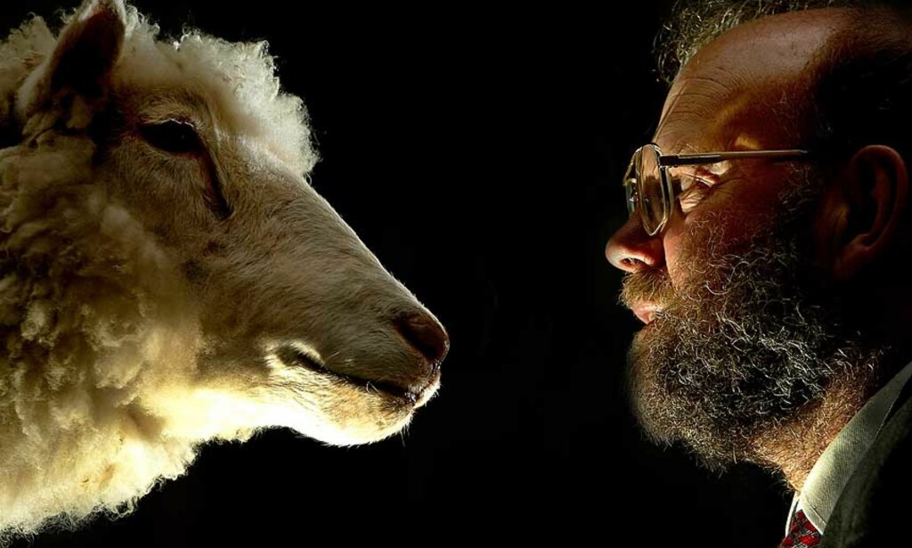 TOK ÆREN: I en rettssak er det nå kommet fram at professor Ian Wilmut slett ikke er «Dollys» far. For ordens skyld, «Dolly» er død, Wilmut lever. Her er de avbildet sammen i det skotske nasjonalmuseet i Edinburgh. Foto: Jeff J. Mitchell/Reuters/Scanpix TOK ÆREN: I en rettssak er det nå kommet fram at professor Ian Wilmut slett ikke er «Dollys» far. For ordens skyld, «Dolly» er død, Wilmut lever. Her er de avbildet sammen i det skotske nasjonalmuseet i Edinburgh. Foto: Jeff J. Mitchell/Reuters/Scanpix