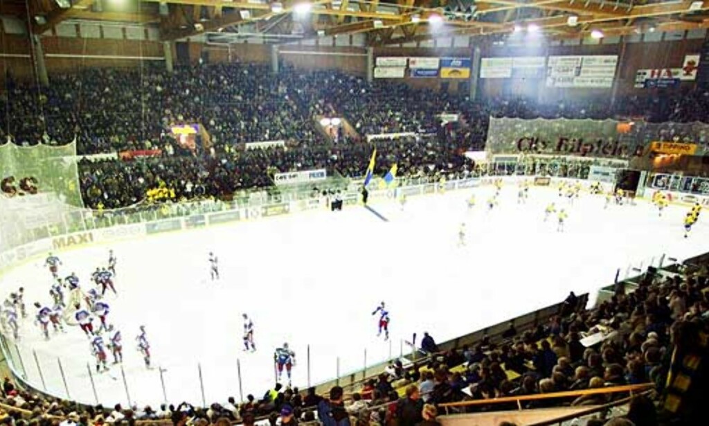 STORHAMAR BYGGER TUNELL: Norges Ishockeyforbund har pålagt Storhamar å sette opp beskyttelse for spillere. Klubben får heller ikke lenger selge brusflasker. Foto: Scanpix STORHAMAR BYGGER TUNELL: Norges Ishockeyforbund har pålagt Storhamar å sette opp beskyttelse for spillere. Klubben får heller ikke lenger selge brusflasker. Foto: Scanpix