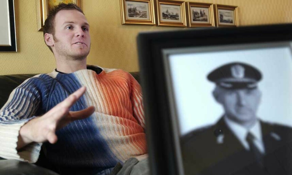 BER OM SVAR: Kjetil Klungland vil gjerne vite hvem som skjøt faren, politimann Arne Sigve Klungland. Arkivfoto: ERLING HÆGELAND BER OM SVAR: Kjetil Klungland vil gjerne vite hvem som skjøt faren, politimann Arne Sigve Klungland. Arkivfoto: ERLING HÆGELAND