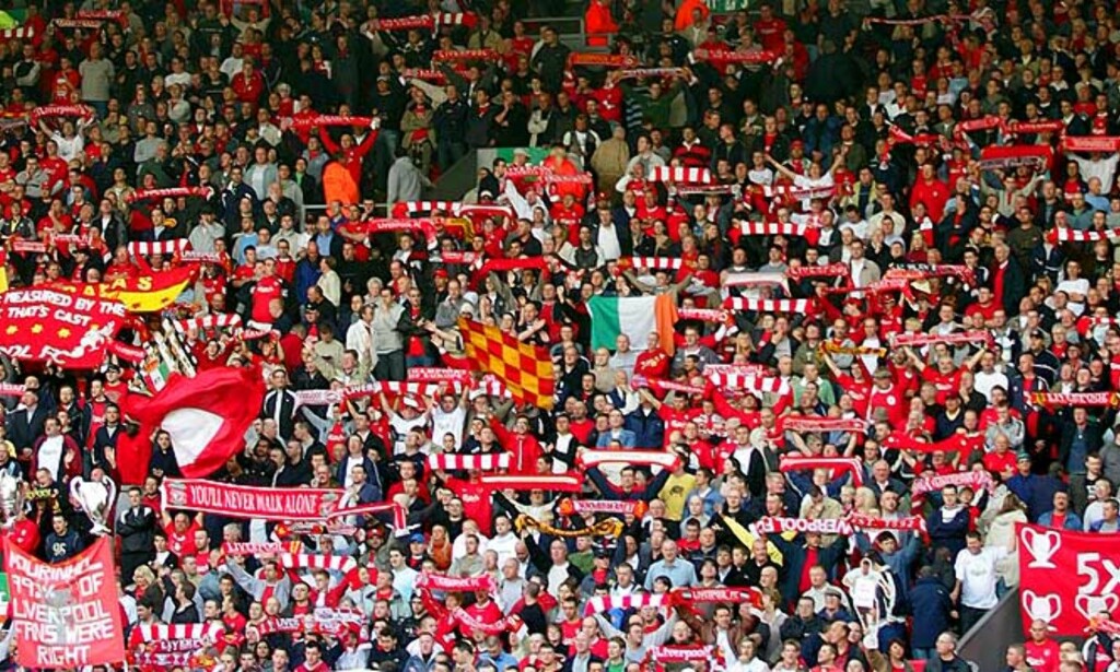 KASTET BÆSJ: Enkelte Liverpool-fans kastet avføring mot Uniteds supportere i FA-cup-kampen på Anfield forrige måned. Foto: AP KASTET BÆSJ: Enkelte Liverpool-fans kastet avføring mot Uniteds supportere i FA-cup-kampen på Anfield forrige måned. Foto: AP