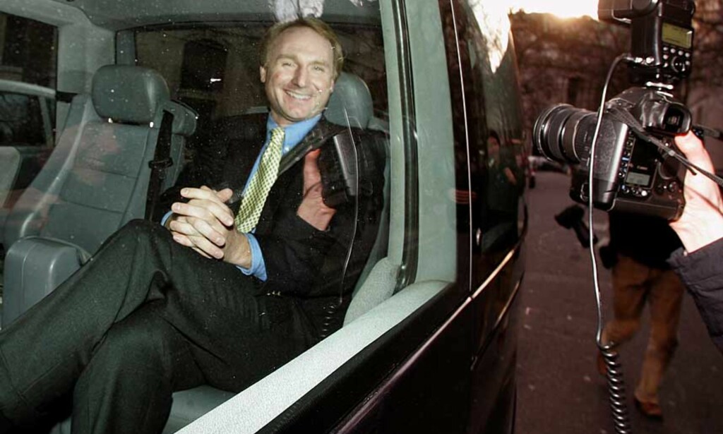 SIKKER PÅ SEIER: Dan Brown smiler til fotografene etter sitt vitnemål i London i forrige uke.
Foto: AP / Scanpix SIKKER PÅ SEIER: Dan Brown smiler til fotografene etter sitt vitnemål i London i forrige uke.
Foto: AP / Scanpix