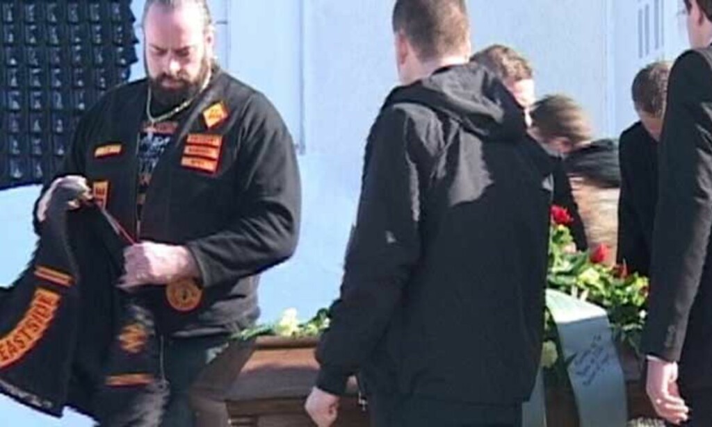 SISTE FARVEL: Et medlem av Bandidos Fredrikstad legger klubbjakken over kisten til Lennart Faugli. Foto: Martin Bechmann/Novemberfilm SISTE FARVEL: Et medlem av Bandidos Fredrikstad legger klubbjakken over kisten til Lennart Faugli. Foto: Martin Bechmann/Novemberfilm