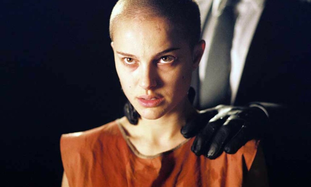 INGEN NERDEAKTIVITET: 17 prosent i aldersgruppen 15 til 29 år laster ned film fra internett i snitt minst en gang i uken. Her et bilde fra kinoaktuelle «V for vendetta». INGEN NERDEAKTIVITET: 17 prosent i aldersgruppen 15 til 29 år laster ned film fra internett i snitt minst en gang i uken. Her et bilde fra kinoaktuelle «V for vendetta».