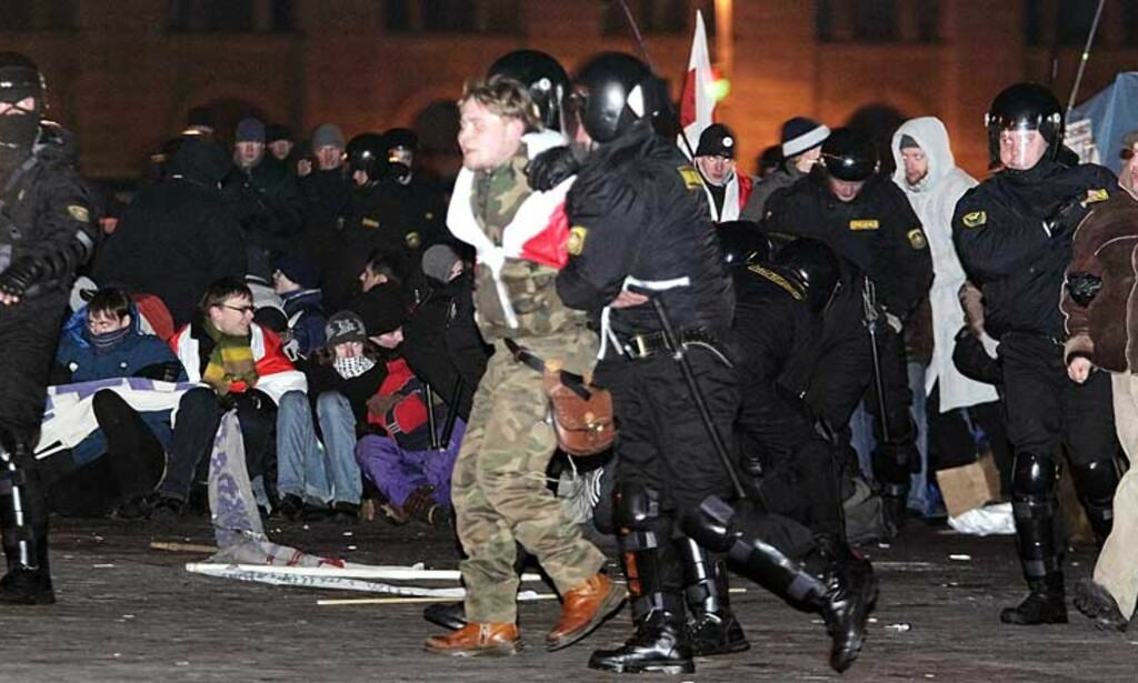 KNEBLET OPPOSISJONEN: Opprørspoliti stormet i natt teltleiren opposisjonen hadde opprettet på Oktoberplassen i Minsk, og tømte plassen i løpet av kort tid. Foto: Scanpix KNEBLET OPPOSISJONEN: Opprørspoliti stormet i natt teltleiren opposisjonen hadde opprettet på Oktoberplassen i Minsk, og tømte plassen i løpet av kort tid. Foto: Scanpix