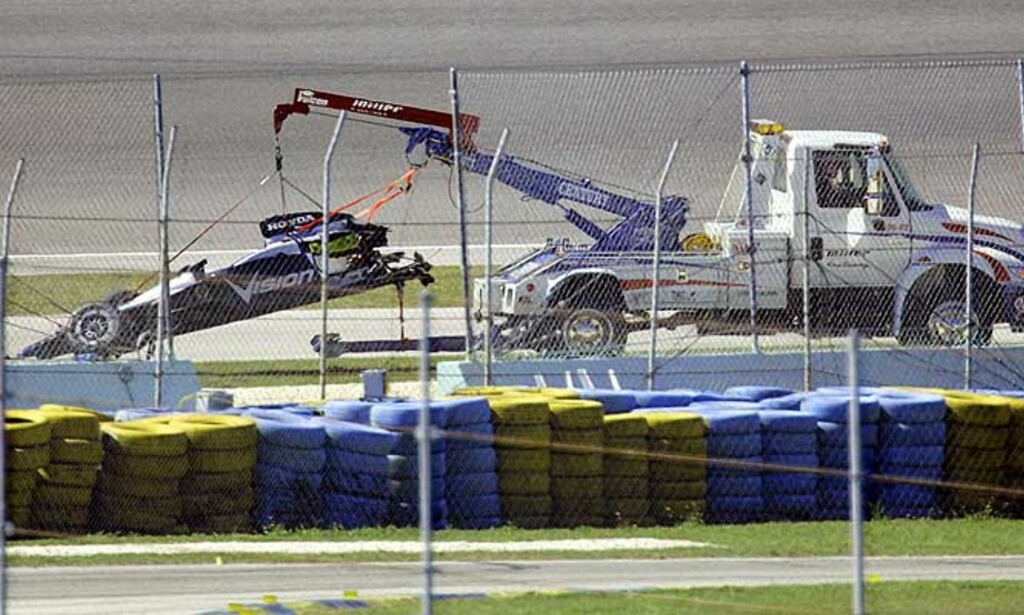 DREPT: Her blir bilen til Paul Dana fraktet vekk etter den voldsomme kollisjonen på Homestead-Miami-banen. Foto: AP DREPT: Her blir bilen til Paul Dana fraktet vekk etter den voldsomme kollisjonen på Homestead-Miami-banen. Foto: AP